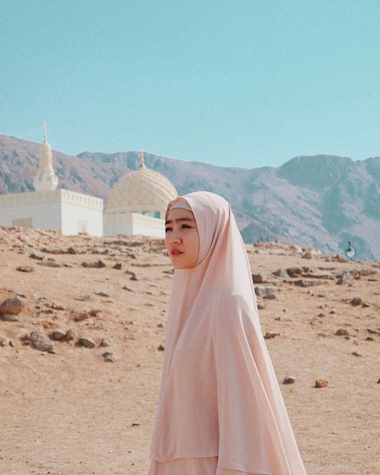 OOTD selebriti hijabers yang stylish dan syar'i saat umrah
