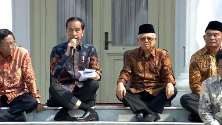 Cara duduk Jokowi yang terbilang unik