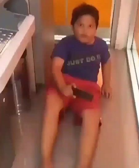 saat kepergok ngadem di atm