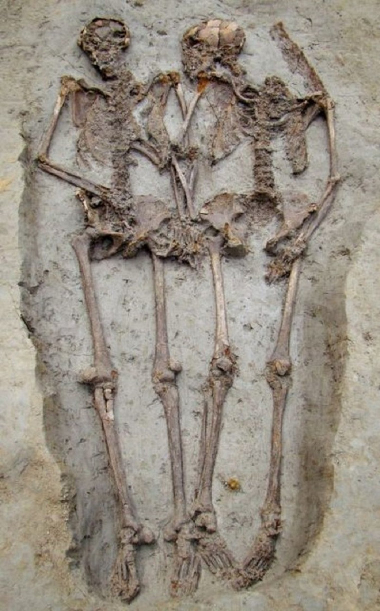 Kerangka bergandengan tangan