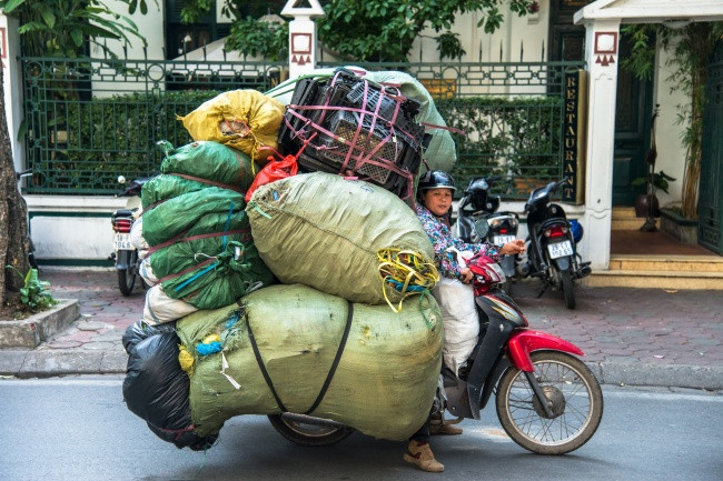 12 Cara Mengantar Barang Paling Absurd Bikin Gak Percaya
