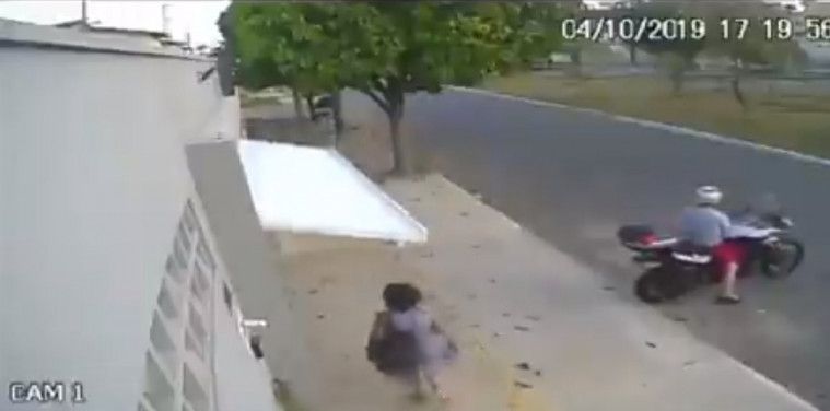 Emak-emak terjebak di garasi