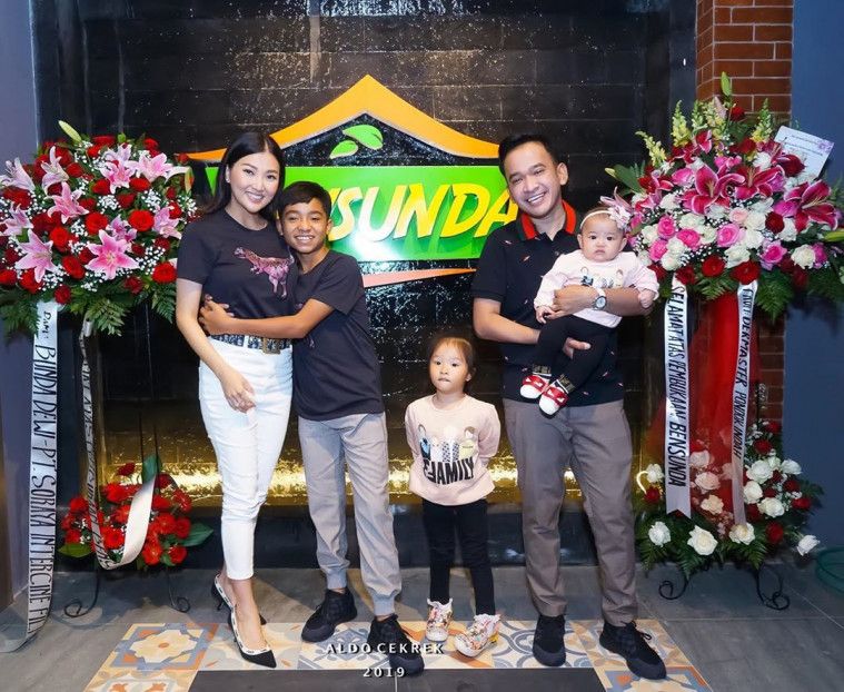 Mayangsari dan Bambang Trihatmojo