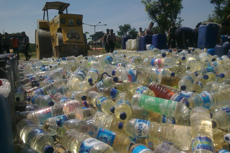 Parah! Sungai Bengawan Solo Tercemar Miras Ciu, Netizen: Hati-Hati Diminum Rame-Rame