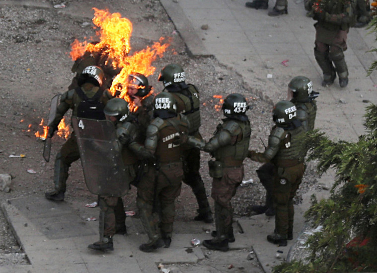 Polwan terbakar bom molotov di Chile