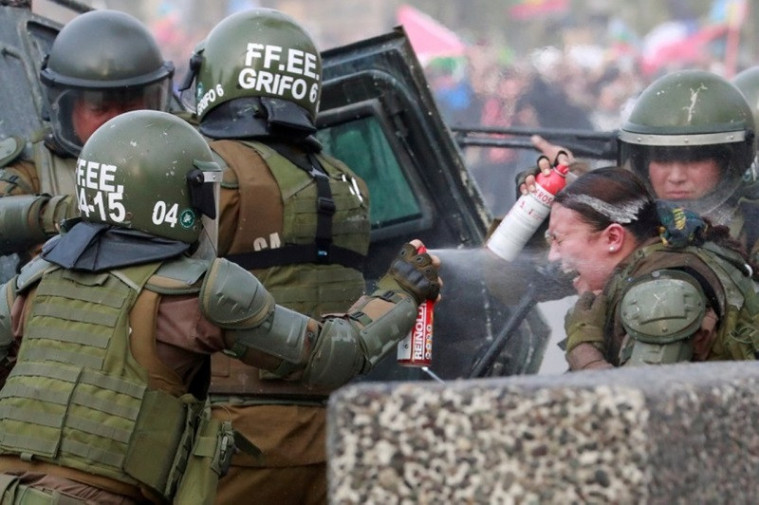 Polwan terbakar bom molotov di Chile