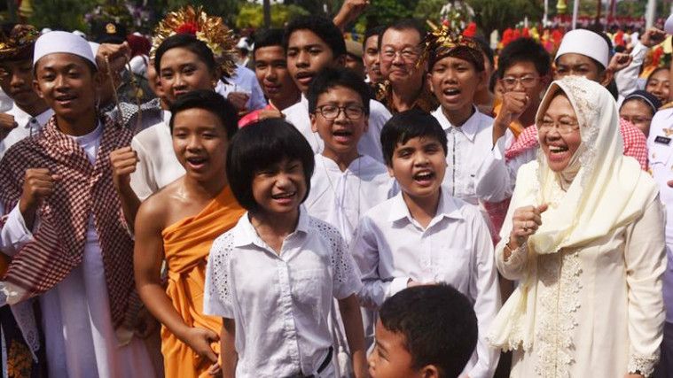 Tolak MUI Jatim Soal Tak Boleh Pakai Salam Agama Lain, Risma: Wargaku Beragam!