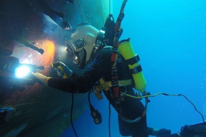 tukang las bawah laut