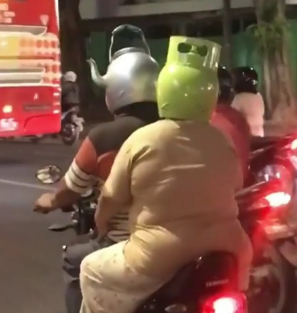  Helm  Bentuk Tabung Elpiji dan Teko di Pake di Jalanan