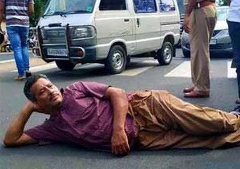 Rebahan di Tengah Jalan