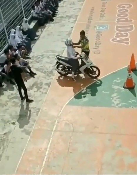 Siswi baper kepada pak polisi