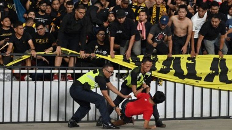 Balas Kerusuhan di GBK, Suporter Malaysia Keroyok 2 Suporter Indonesia