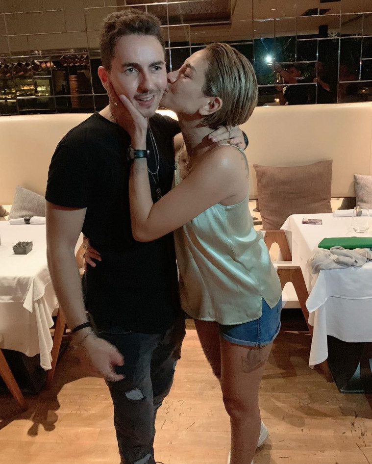  Nikita  Mirzani  Beri Ciuman Mesra Untuk Jorge Lorenzo 