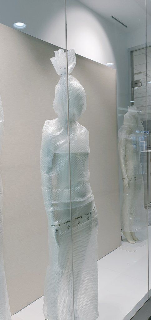 penampakan manekin yang dibungkus mirip pocong
