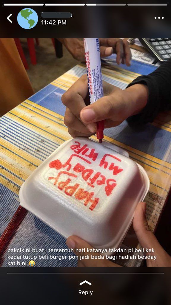 Tak Ada Uang Beli Kue Ultah, Pria Ini Pakai Burger dan Menulis Kata Romantis untuk Istri