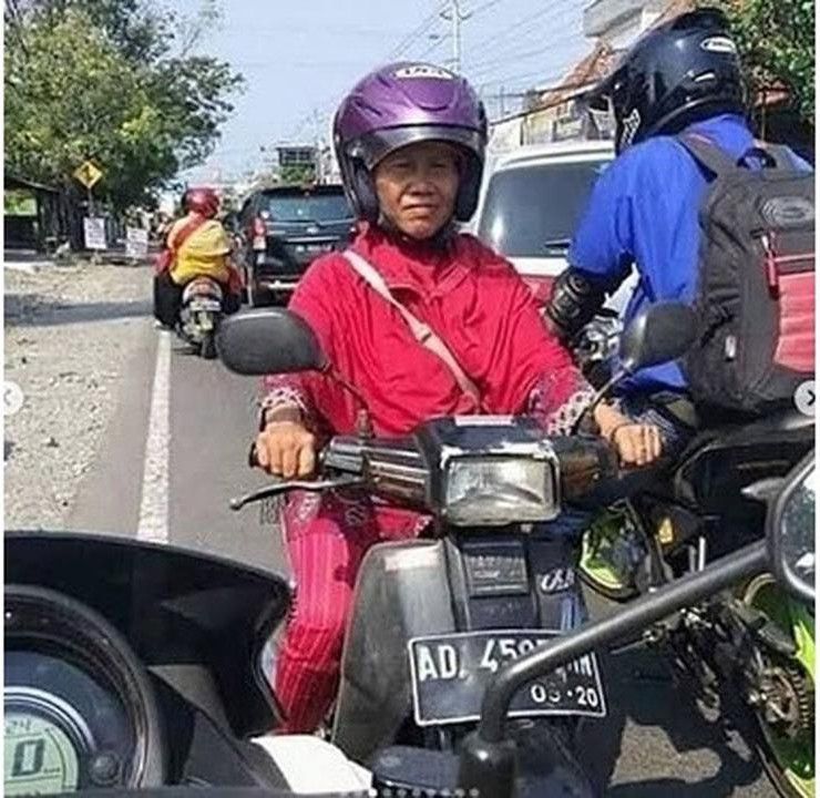 6 Kelakuan Santai Orang Naik Kendaraan Ini Nyeleneh Banget