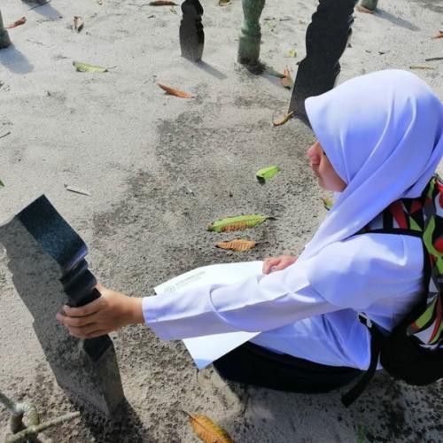 Pelajar ini menangis bawa hasil ujian ke makam ibu
