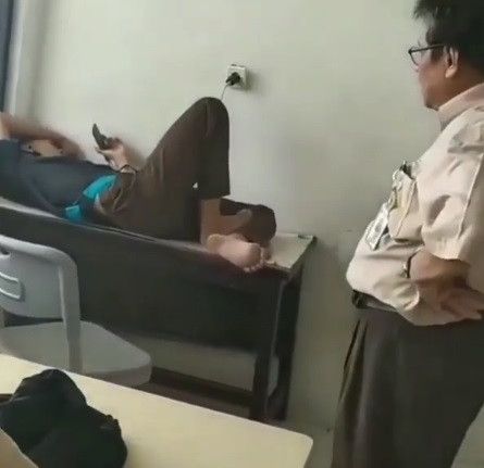 kepergok guru saat lagi rebahan