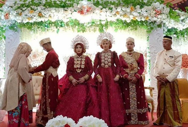 Resepsi pernikahan Umar dan Lena berlangsung bahagia dengan tamu-tamu yang diundang.