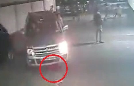 bocah diberada dikolong mobil