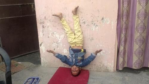 Kumar adalah anak yang periang