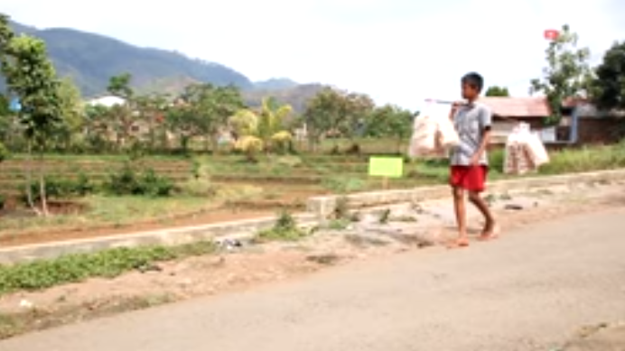 Kisah perjuangan bocah penjual kerupuk