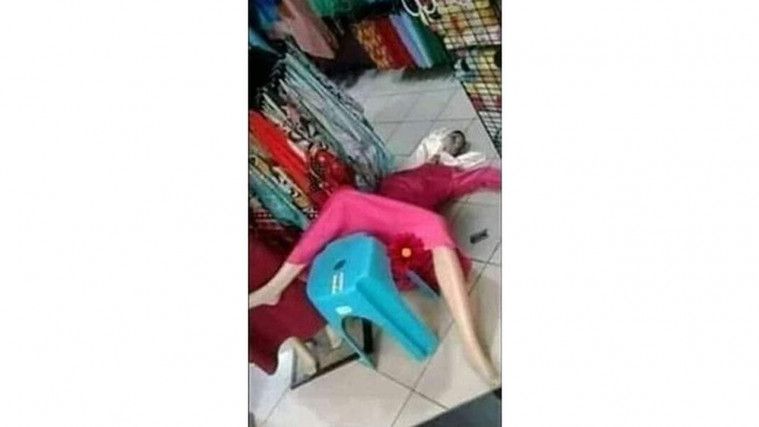 6 Potret Manekin yang Kelelahan Ini Ngocok Perut Abis!