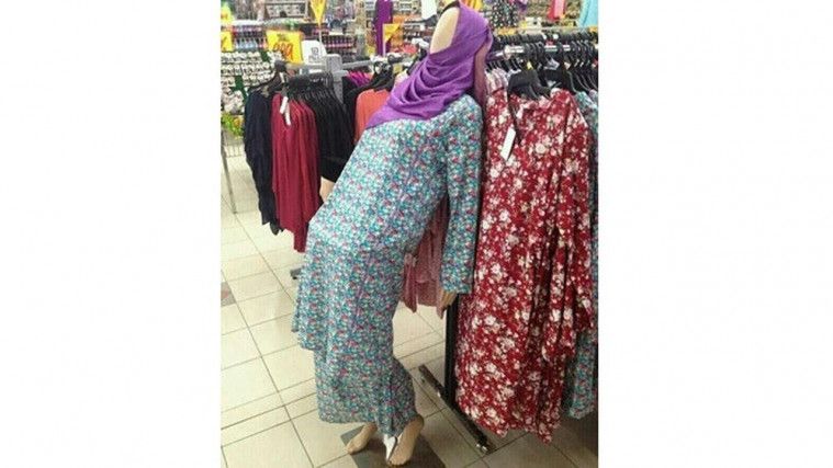 6 Potret Manekin yang Kelelahan Ini Ngocok Perut Abis!