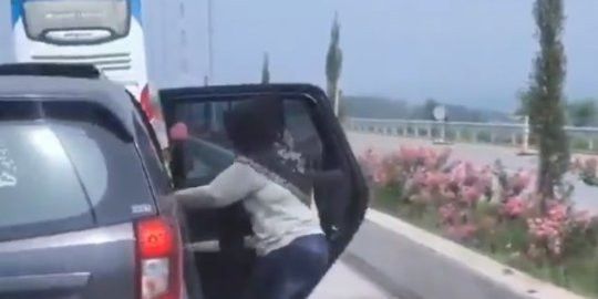 Emak-emak curi bunga di pinggir jalan tol