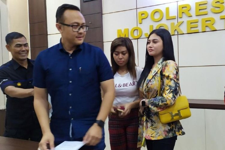 dua wanita keramas naik motor