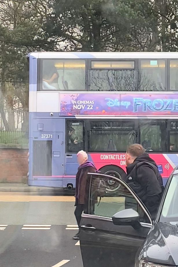 Waduh! Pasangan Remaja Nekat Bersetubuh di Dalam Bus, Videonya Langsung Viral