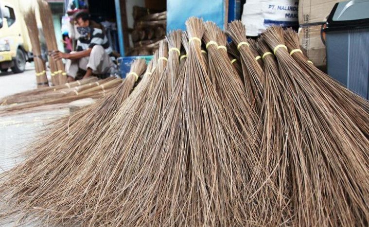 Sedih! Nenek 82 Tahun Ini Bertahan Hidup dengan Jualan Sapu, Penghasilan Sehari Cuma Rp1 Ribu