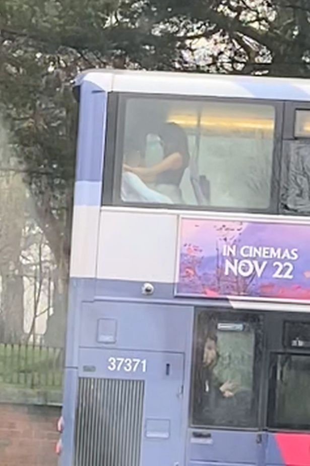 Waduh! Pasangan Remaja Nekat Bersetubuh di Dalam Bus, Videonya Langsung Viral