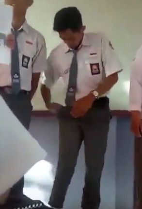 masih sibuk dengan saku celananya