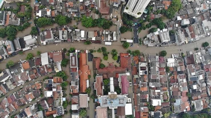 Berdoa di tengah banjir