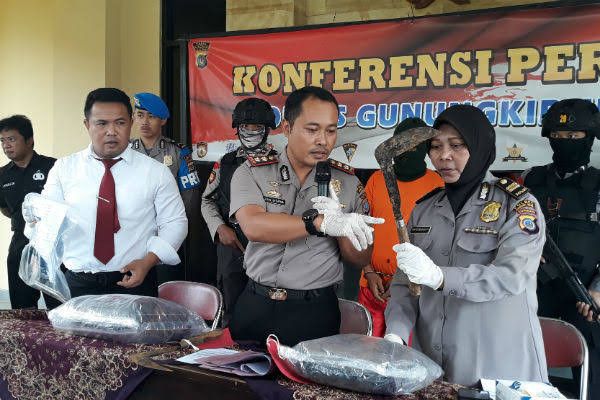 Tak terima kelaminnya diejek kecil