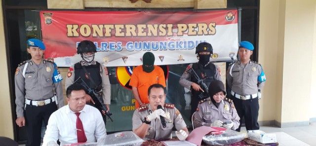 Tak terima kelaminnya diejek kecil