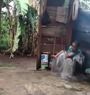 bocil terjebak didalam ember