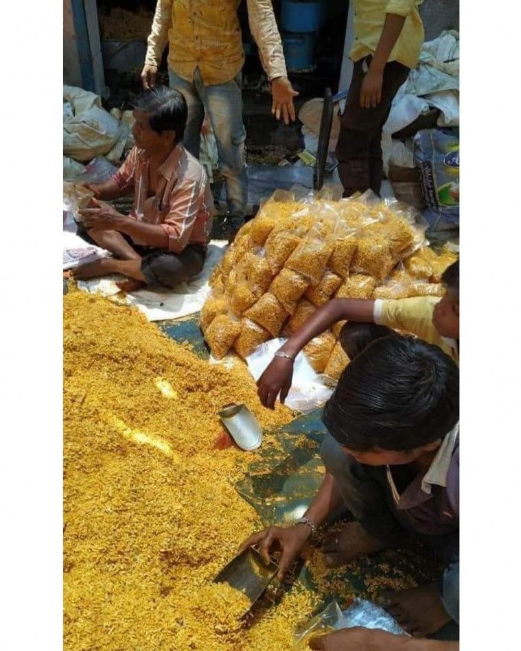 Begini Rusuhnya Pembuatan dan Pengemasan Snack Curah yang Bikin Jijik!