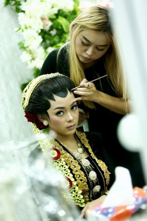 Viral Video Pengantin Disembur Asep Rokok oleh Perias