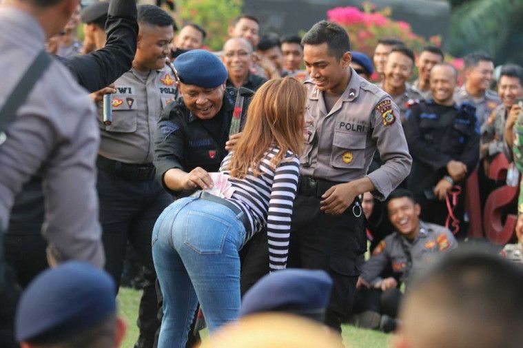 Ilustrasi joget bareng biduan