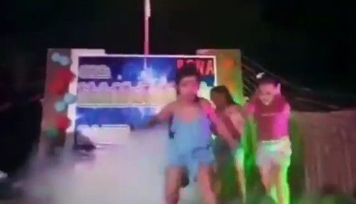 turun dari panggung dikira kebakaran
