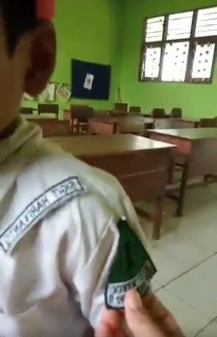 pasang bedge dan nama salah posisi