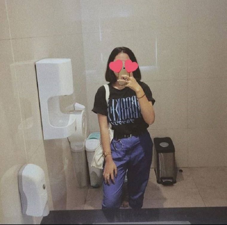 Selfie di Kaca Toilet, Cewek Ini Temukan Penampakan Seram