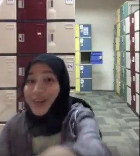 reaksi setelah ingat, saat hapenya dijadiin cermin