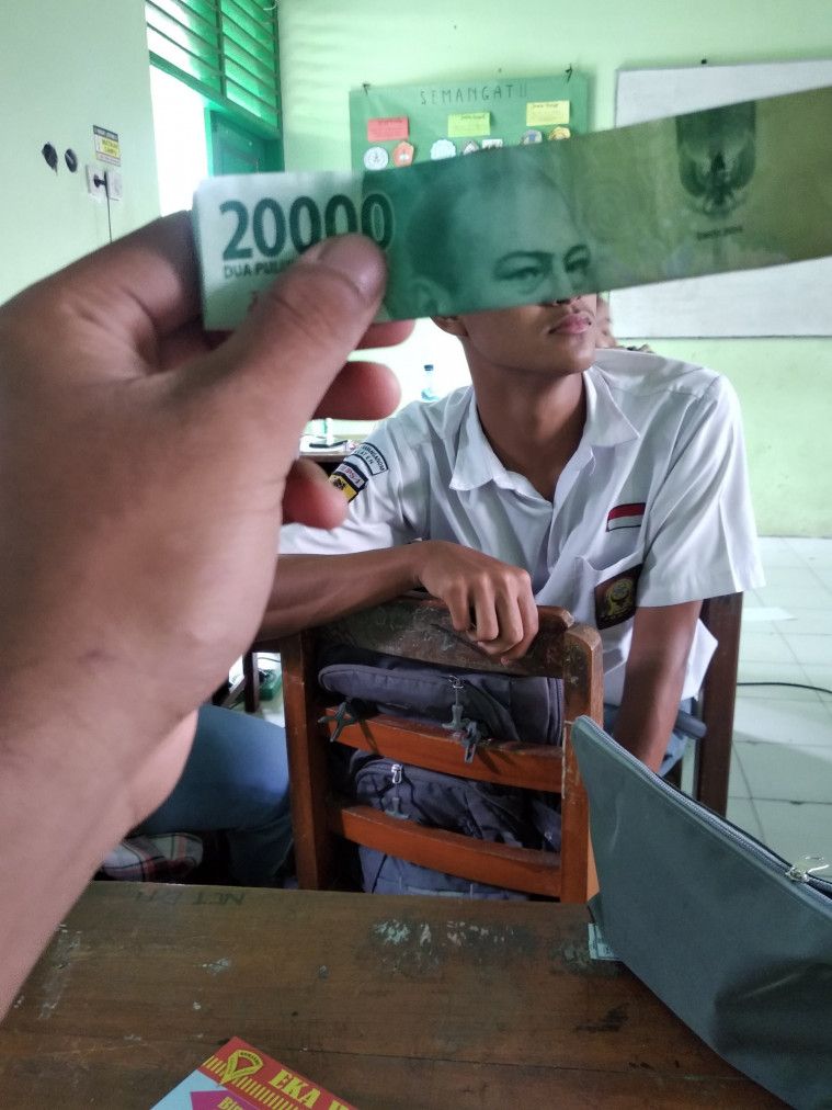 Foto gabungan wajah dengan uang kertas
