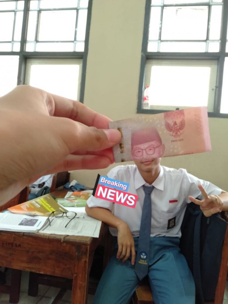 Foto gabungan wajah dengan uang kertas
