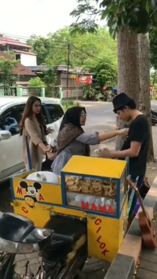 Tangkapan layar tweet video tukang cilok yang dilabrak emak-emak