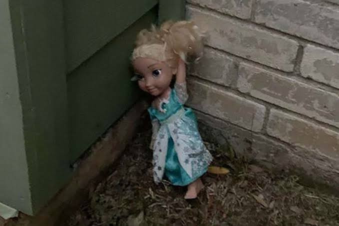 Boneka yang bikin pemiliknya ketakutan.