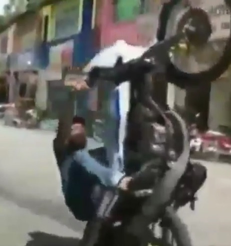 parkir motor standing